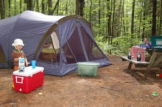 Camping kid with pop-corn